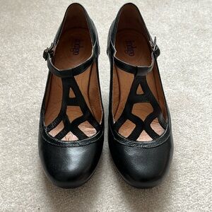 Clarks Indigo black leather Maryjanes. Comfortable, cute.Cushioned footbed. 9.5